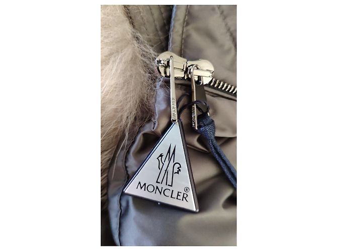 ABRIGO DE PLUMAS MONCLER CANTINS DE LARGO MEDIO CON CAPUCHA. - vista 6