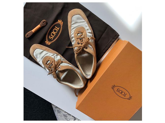 Tod's Sneaker aus Kamel-Nubuk und beige Canvas - Ansicht 2