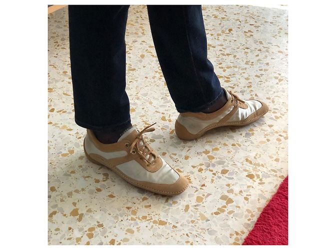 Tod's Sneaker aus Kamel-Nubuk und beige Canvas - Ansicht 3