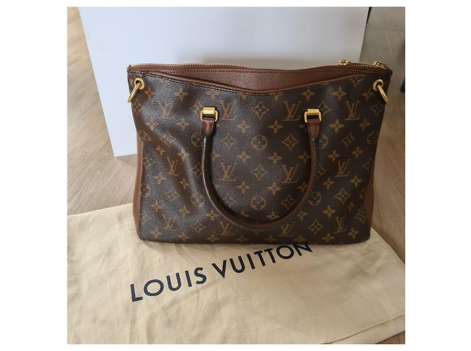 Borsa Louis Vuitton Pallas in pelle color nocciola - vista 2