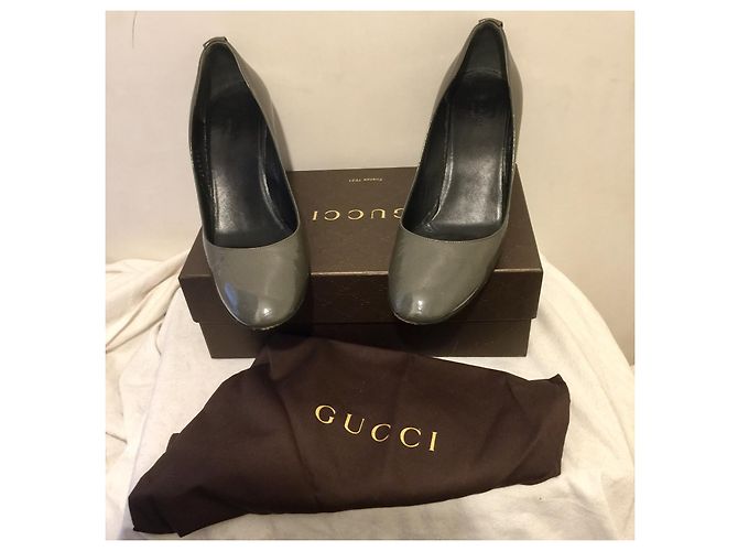 Gucci Keilabsatz aus Lackleder in Grau - Ansicht 2