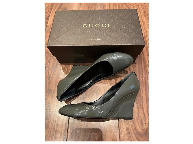 Gucci Keilabsatz aus Lackleder in Grau - Ansicht 6