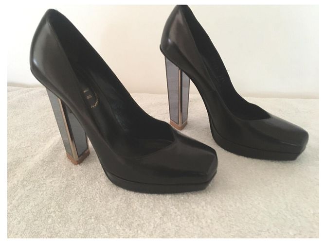 Yves Saint Laurent Tacón YSL Tripon con tacón triangular espejado Negro - vista 10