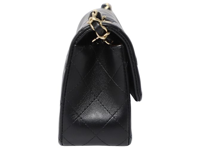 Mini bolsa com aba retangular Chanel acolchoada em couro de cordeiro preto - vista 3