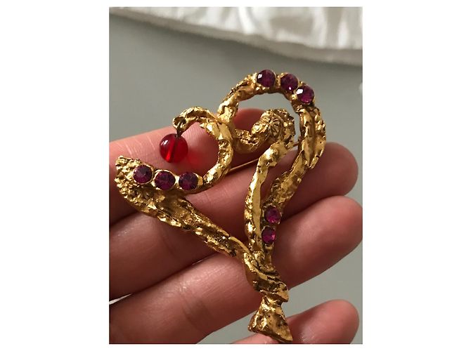 Spilla Christian Lacroix a Forma di Cuore Rosa Oro Gold hardware - vista 2