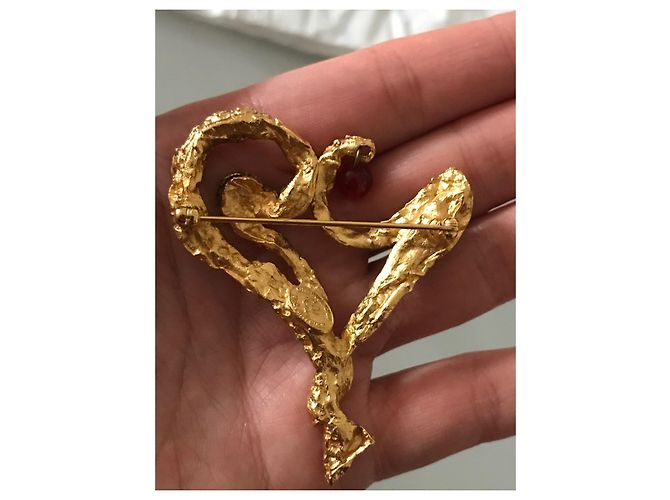 Spilla Christian Lacroix a Forma di Cuore Rosa Oro Gold hardware - vista 3
