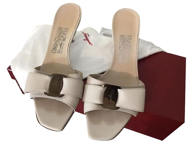 Sabot Salvatore Ferragamo Mildred in pelle beige - vista 2