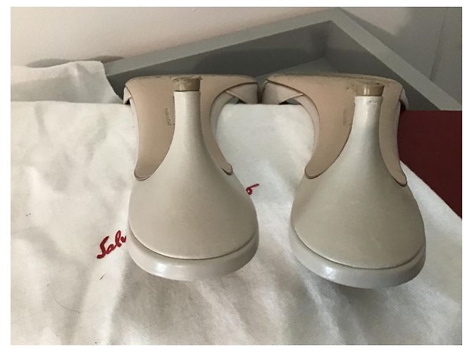 Sabot Salvatore Ferragamo Mildred in pelle beige - vista 3