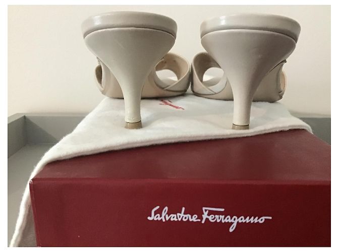 Sabot Salvatore Ferragamo Mildred in pelle beige - vista 4