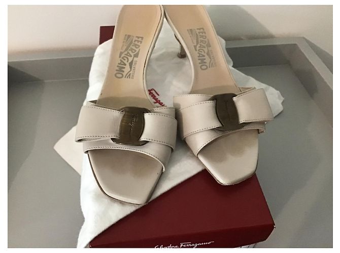 Sabot Salvatore Ferragamo Mildred in pelle beige - vista 6