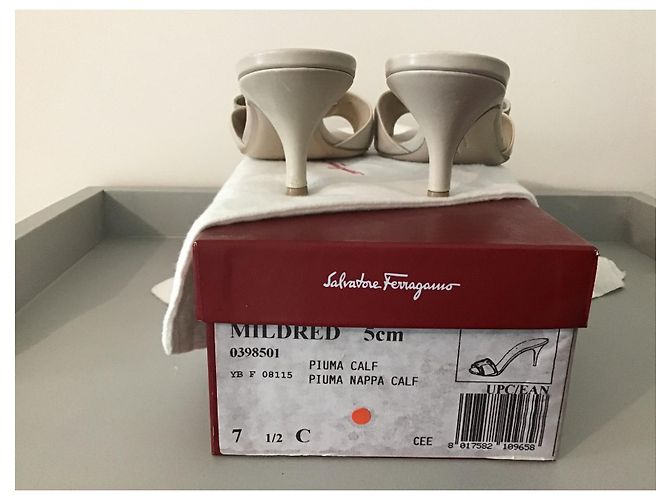 Sabot Salvatore Ferragamo Mildred in pelle beige - vista 7