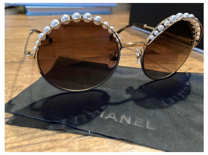 Chanel Runde Sonnenbrille, Metall & Kunstperlen Hellbraun - Ansicht 4