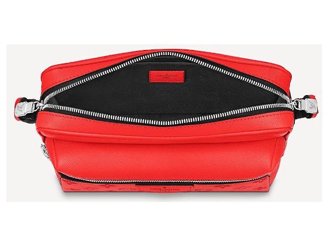 Louis Vuitton Messenger da esterno rosso LV Taigarama - vista 3
