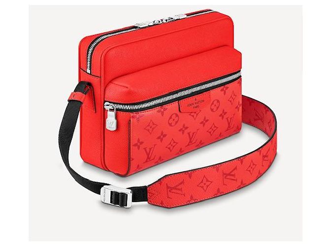 Louis Vuitton Messenger da esterno rosso LV Taigarama - vista 4