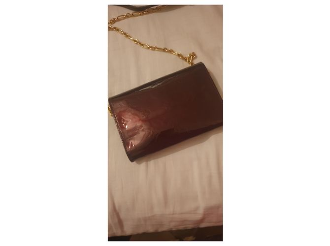 Louis Vuitton Portafoglio con catena bordeaux in vernice - vista 2