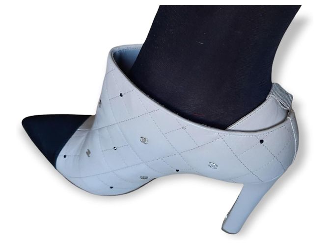 Botins Chanel de couro acolchoado bege com logo CC - vista 3