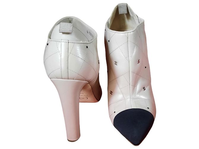 Botins Chanel de couro acolchoado bege com logo CC - vista 4