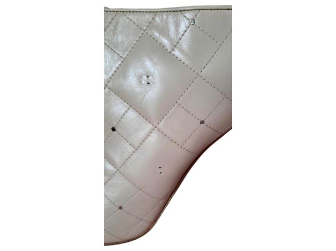 Botins Chanel de couro acolchoado bege com logo CC - vista 5