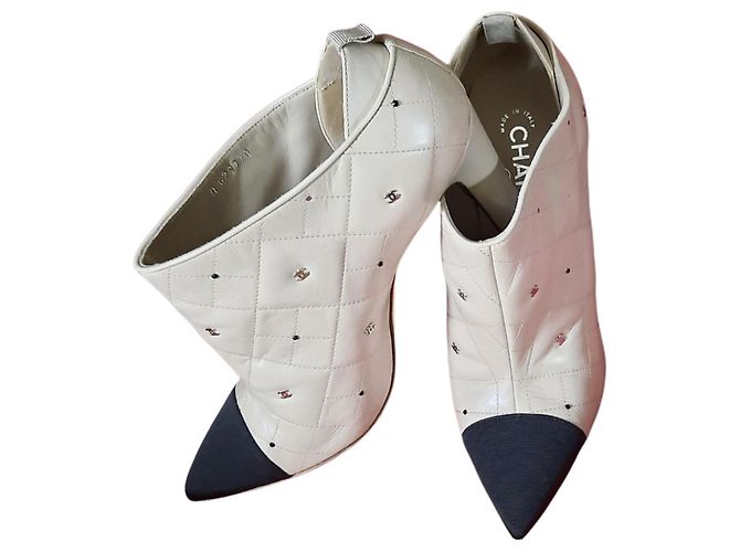 Botins Chanel de couro acolchoado bege com logo CC - vista 7