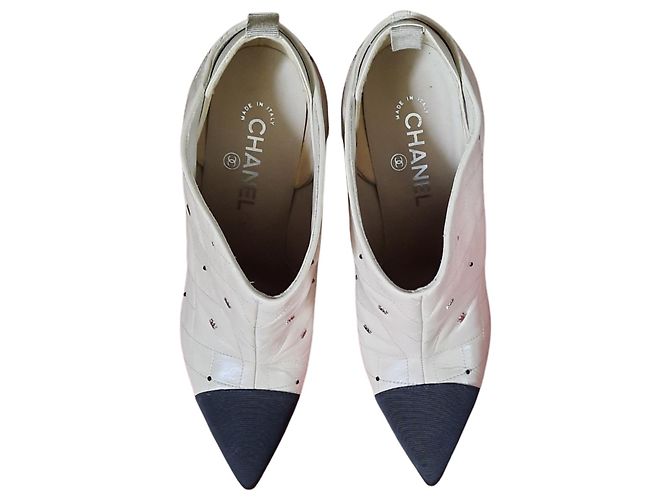 Botins Chanel de couro acolchoado bege com logo CC - vista 8