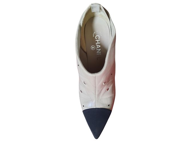 Botins Chanel de couro acolchoado bege com logo CC - vista 9