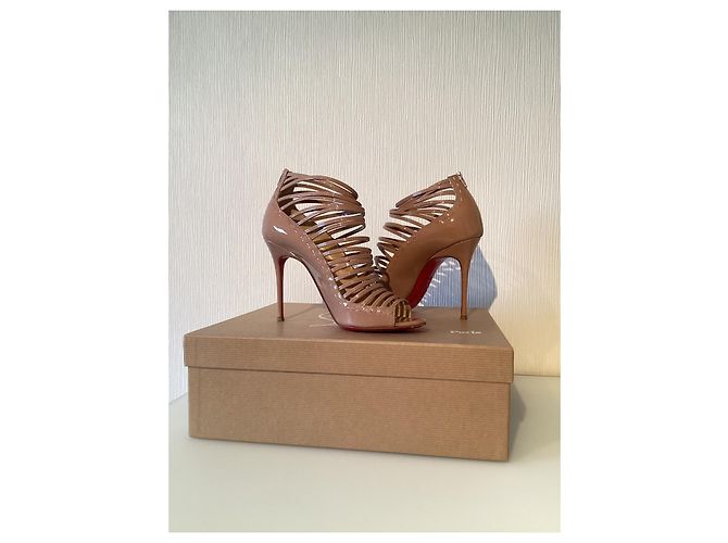 Botines Christian Louboutin Gortika Beige Charol - vista 2