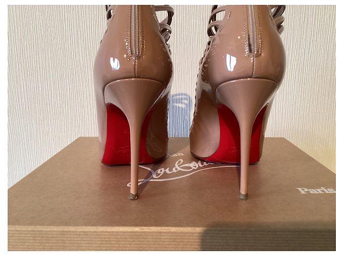 Botines Christian Louboutin Gortika Beige Charol - vista 3