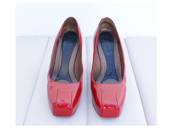 Marni Pumps aus rotem Lackleder mit Holzabsatz - Ansicht 7