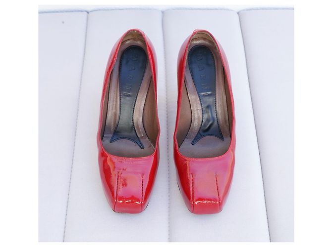 Marni Pumps aus rotem Lackleder mit Holzabsatz - Ansicht 8