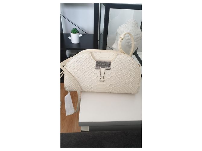 Bolsa Camera Off White em couro creme estampa python - vista 2
