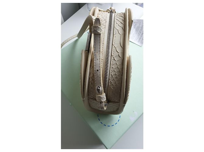Bolsa Camera Off White em couro creme estampa python - vista 3