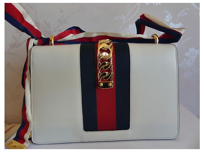 Sac à main Gucci Sylvie en cuir blanc fleurs brodées - vue 2