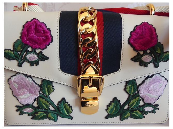 Sac à main Gucci Sylvie en cuir blanc fleurs brodées - vue 3