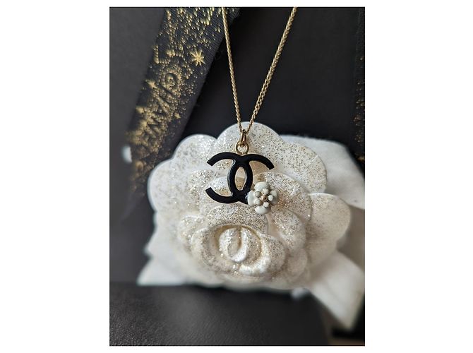 Chanel CC 08Una collana nera smaltata con logo Camelia GHW con scatola D'oro - vista 3