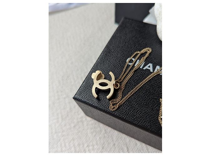 Chanel CC 08Una collana nera smaltata con logo Camelia GHW con scatola D'oro - vista 4