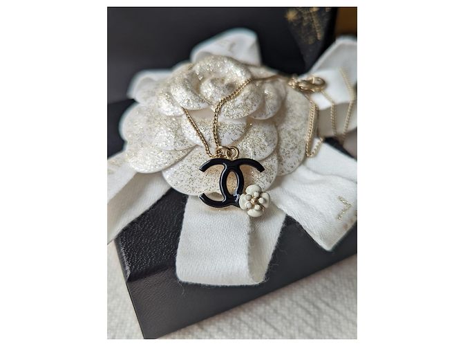 Chanel CC 08Una collana nera smaltata con logo Camelia GHW con scatola D'oro - vista 5