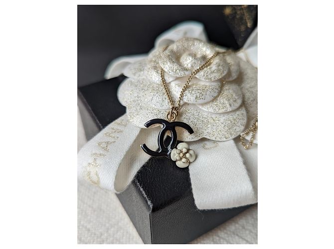 Chanel CC 08Una collana nera smaltata con logo Camelia GHW con scatola D'oro - vista 6