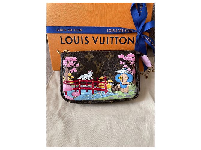 Nuova mini pochette Louis Vuitton Vivienne Giappone natale 2021 Marrone - vista 2