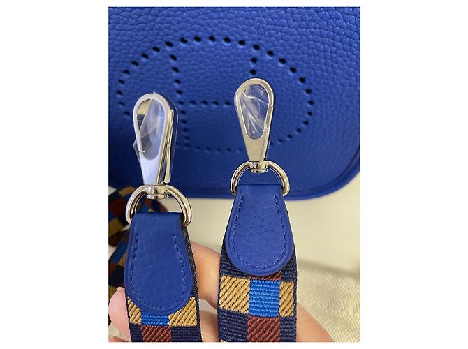 Clutch Hermès Evelyne 16 in pelle blu - vista 3