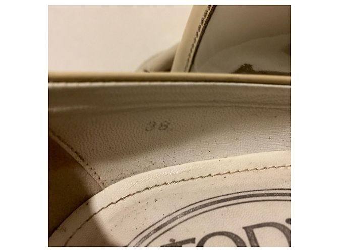 Pumps aus Lackleder mit Schichtabsatz von Tod's Grau Taupe - Ansicht 5