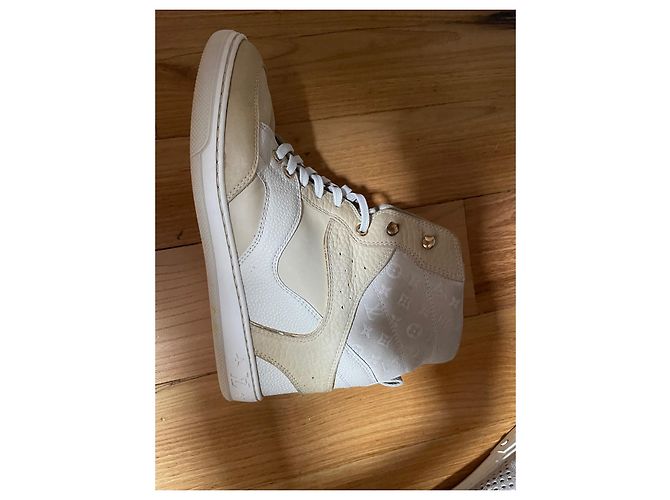 Louis Vuitton Calfskin Suede Monogram Cliff Bianco sporco - vista 2