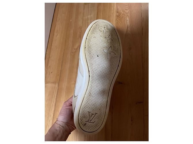 Louis Vuitton Calfskin Suede Monogram Cliff Bianco sporco - vista 4