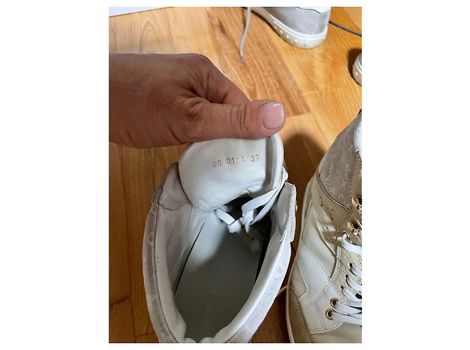 Louis Vuitton Calfskin Suede Monogram Cliff Bianco sporco - vista 6