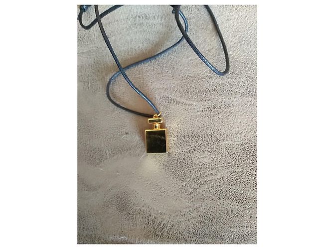 Collana/ciondolo profumo Chanel n°5 d'oro - vista 2