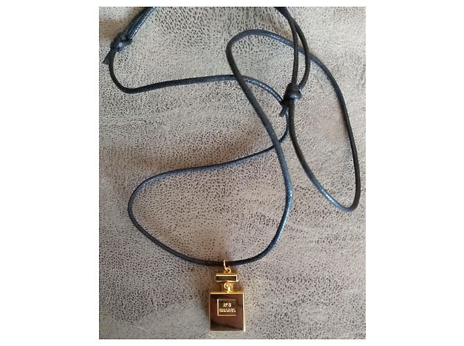 Collana/ciondolo profumo Chanel n°5 d'oro - vista 3