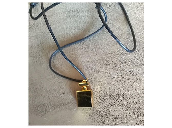 Collana/ciondolo profumo Chanel n°5 d'oro - vista 4