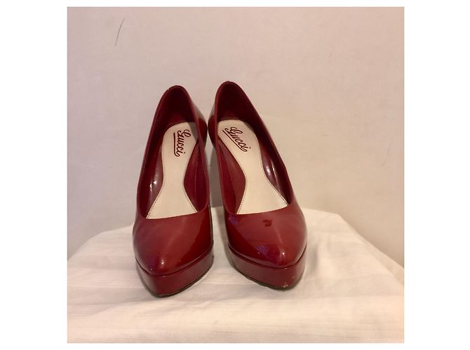 Gucci Hochhackiger Lackpumps in Dunkelrot mit stützendem Plateau Bordeaux - Ansicht 3