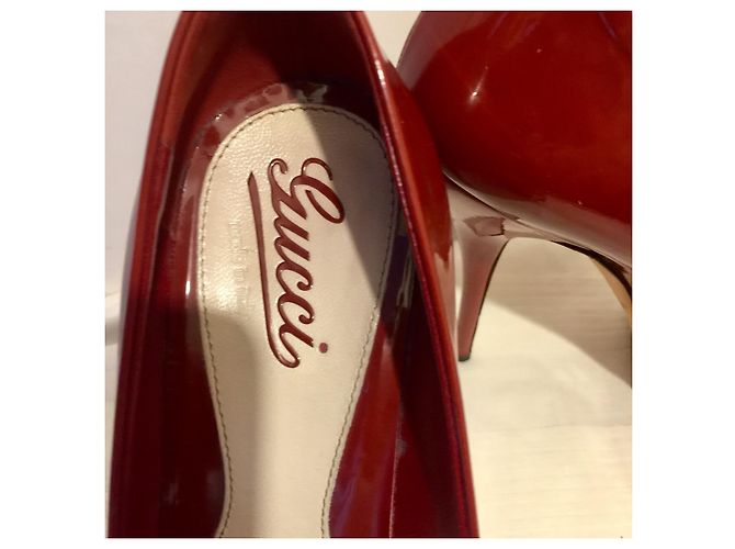 Gucci Hochhackiger Lackpumps in Dunkelrot mit stützendem Plateau Bordeaux - Ansicht 4