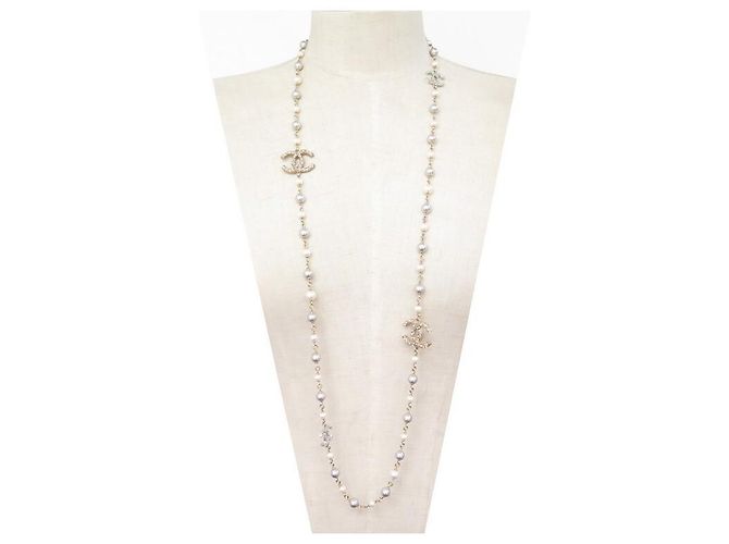 NEUF COLLIER CHANEL LOGO CC & PERLES SAUTOIR 105CM EN METAL DORE NECKLACE Doré - vue 2