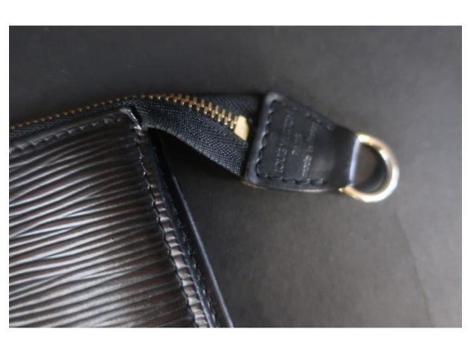 LOUIS VUITTON - Pochette "Accessorio" in pelle Epi nera Nero - Ansicht 5
